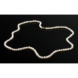 Cultured pearl necklace with yellow gold 750 ball clasp and narrow ring elements, 62.4g, l. 86cm, Ø