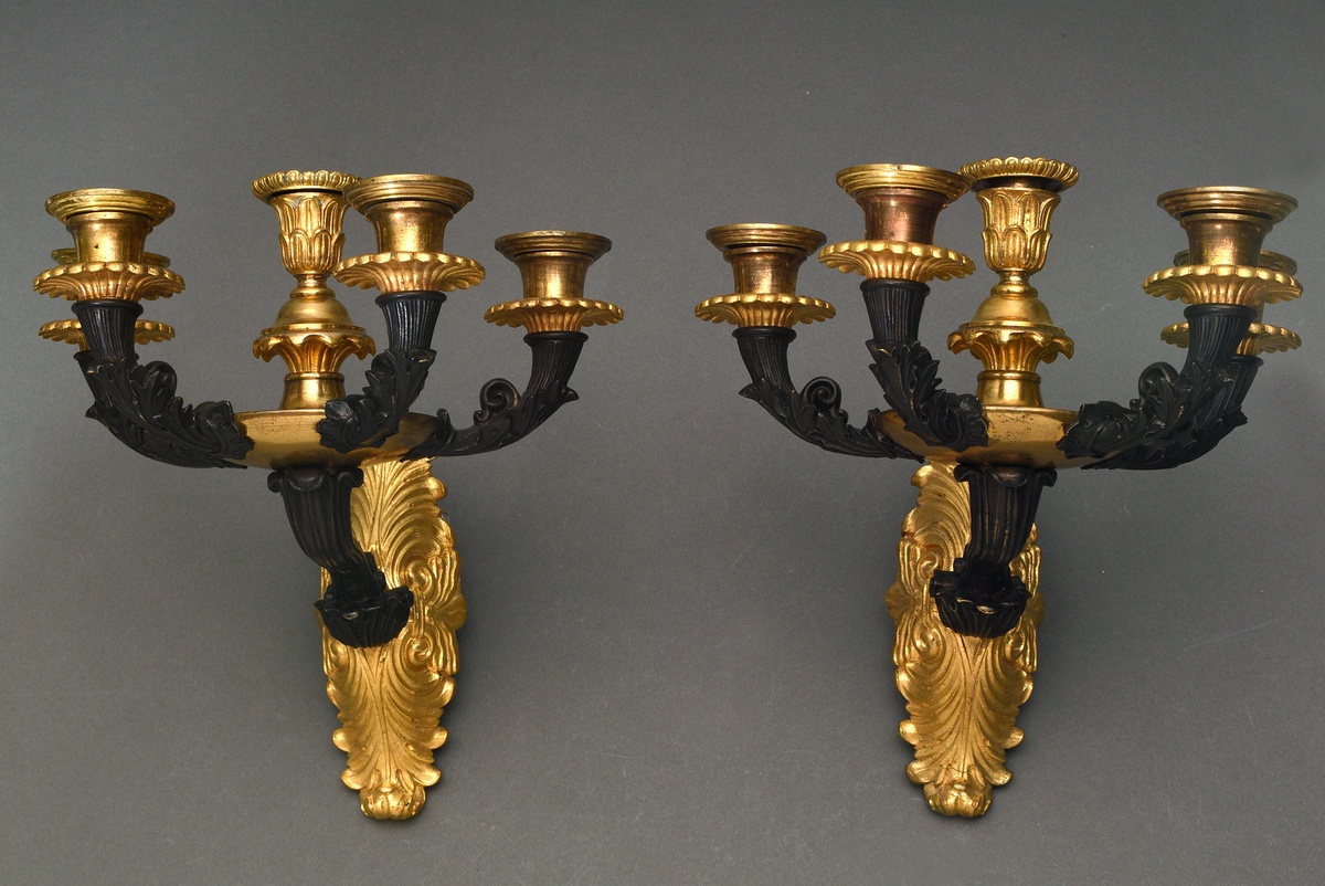 Pair of fire-gilt and bronze wall appliques with leaf and volute decorations, 5 flames, France 2nd  - Image 2 of 6