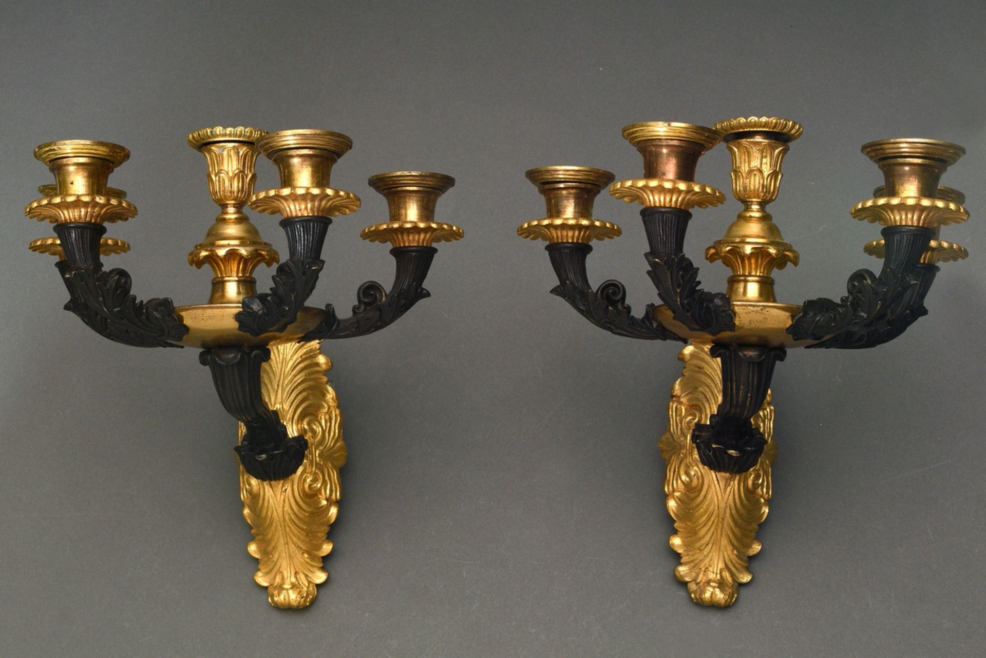 Paar feuervergoldete und brunierte Bronze Wandappliken mit Blatt- und Volutendekorationen, 5flammig - Bild 2 aus 6