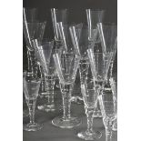 41 Gläser mit eingefangenen Blasen und mehrfach facettiertem Schaft: 9 Champagner (H. 21cm), 11 Wei