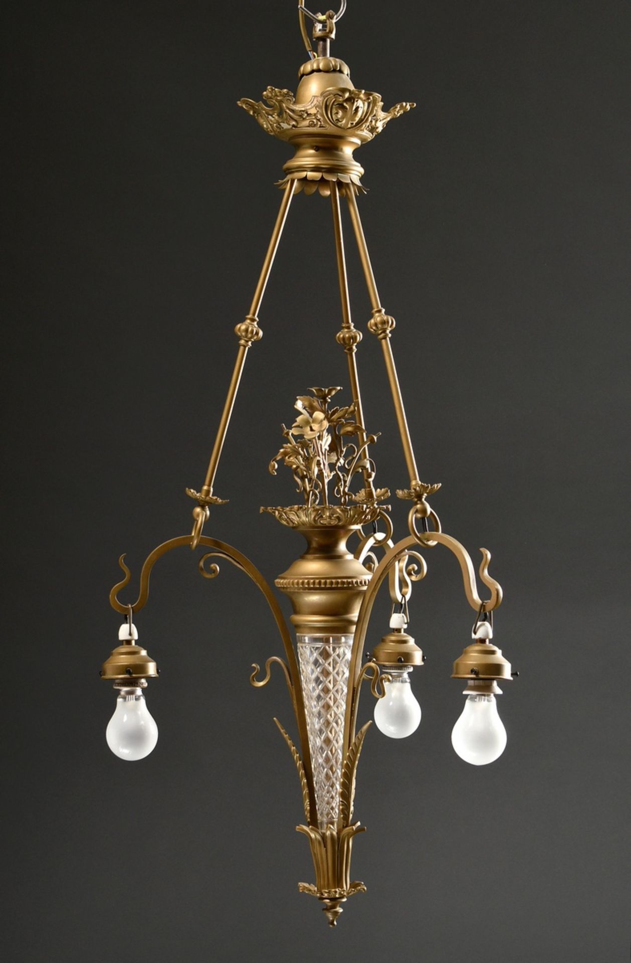 Wilhelminische Deckenlampe mit 3 Glasschirmen, H. 107cm, Ø 58cm, 1 Schirm defekt, 1 Schirm ergänzt - Bild 4 aus 9