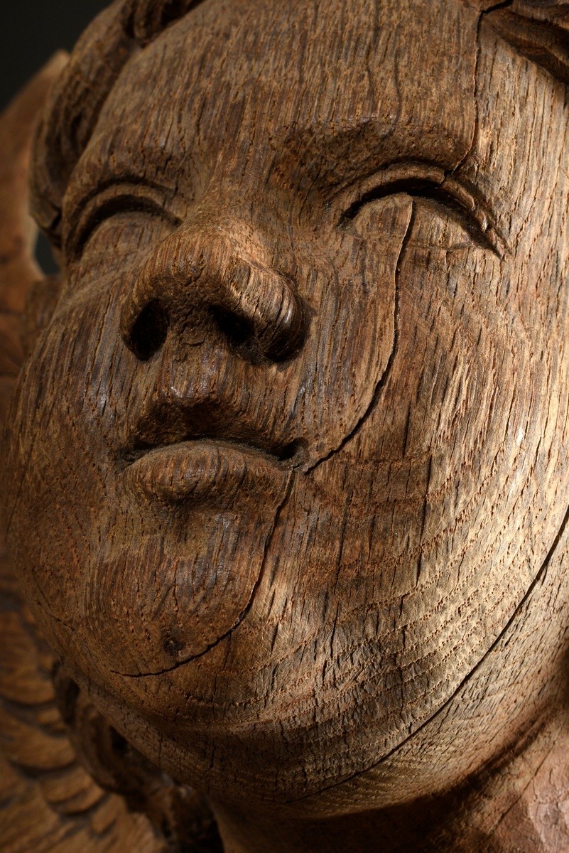 Large angel's head with curved wing carved in bas-relief, unfinished oak, North German 18th century - Image 6 of 6