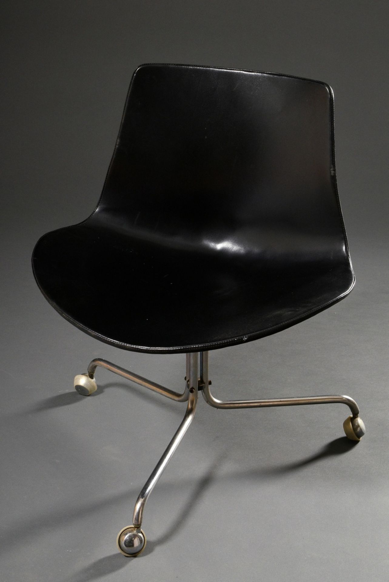 Dänischer Design Drehstuhl "BO-611", dreibeiniges Stahlrohr Gestell mit Rollen und Sitzschale mit s