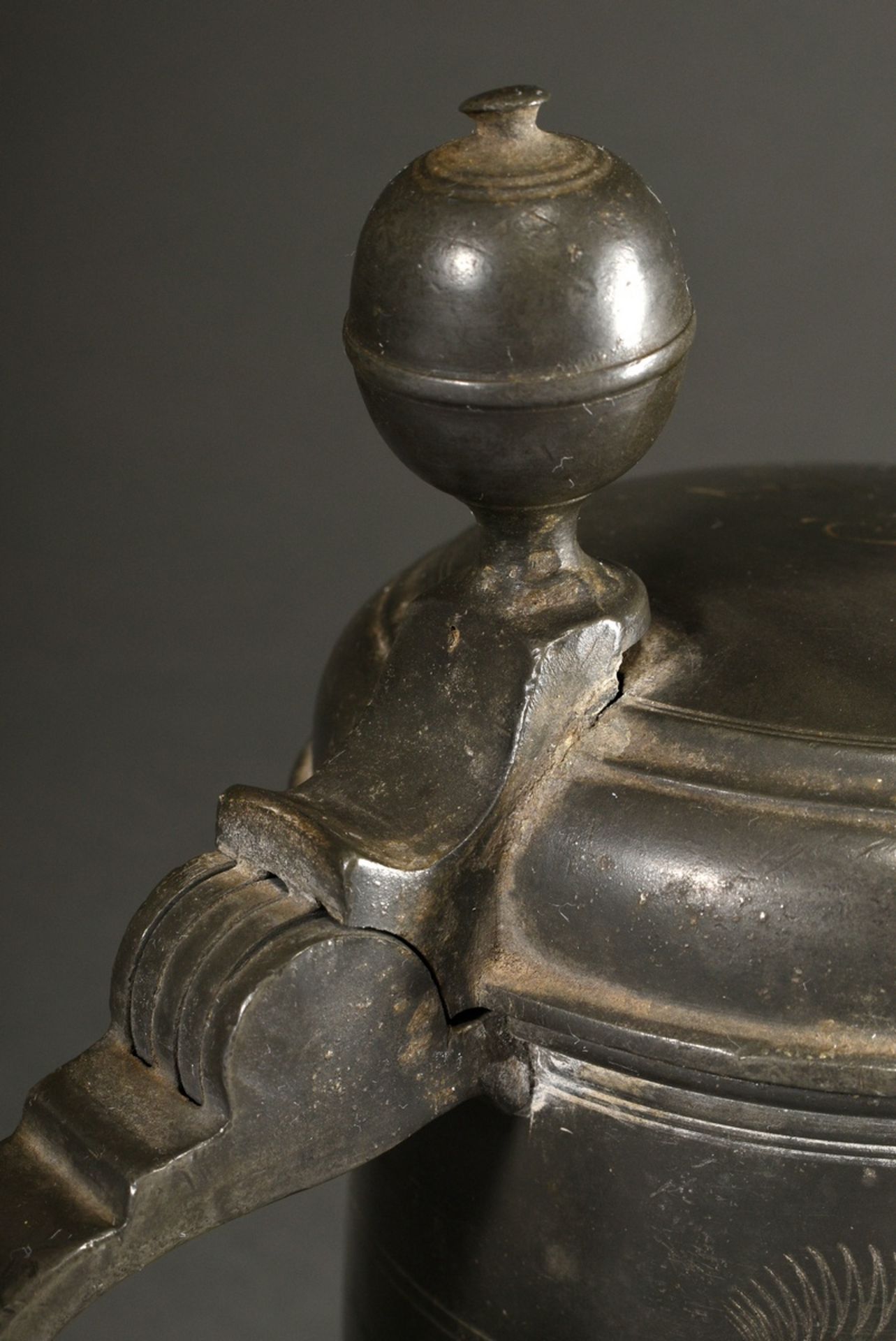 Kleiner Zinn Humpen in Zylinderform mit ausgestelltem Stand, gewölbter Scharnierdeckel mit kugelför - Bild 4 aus 8