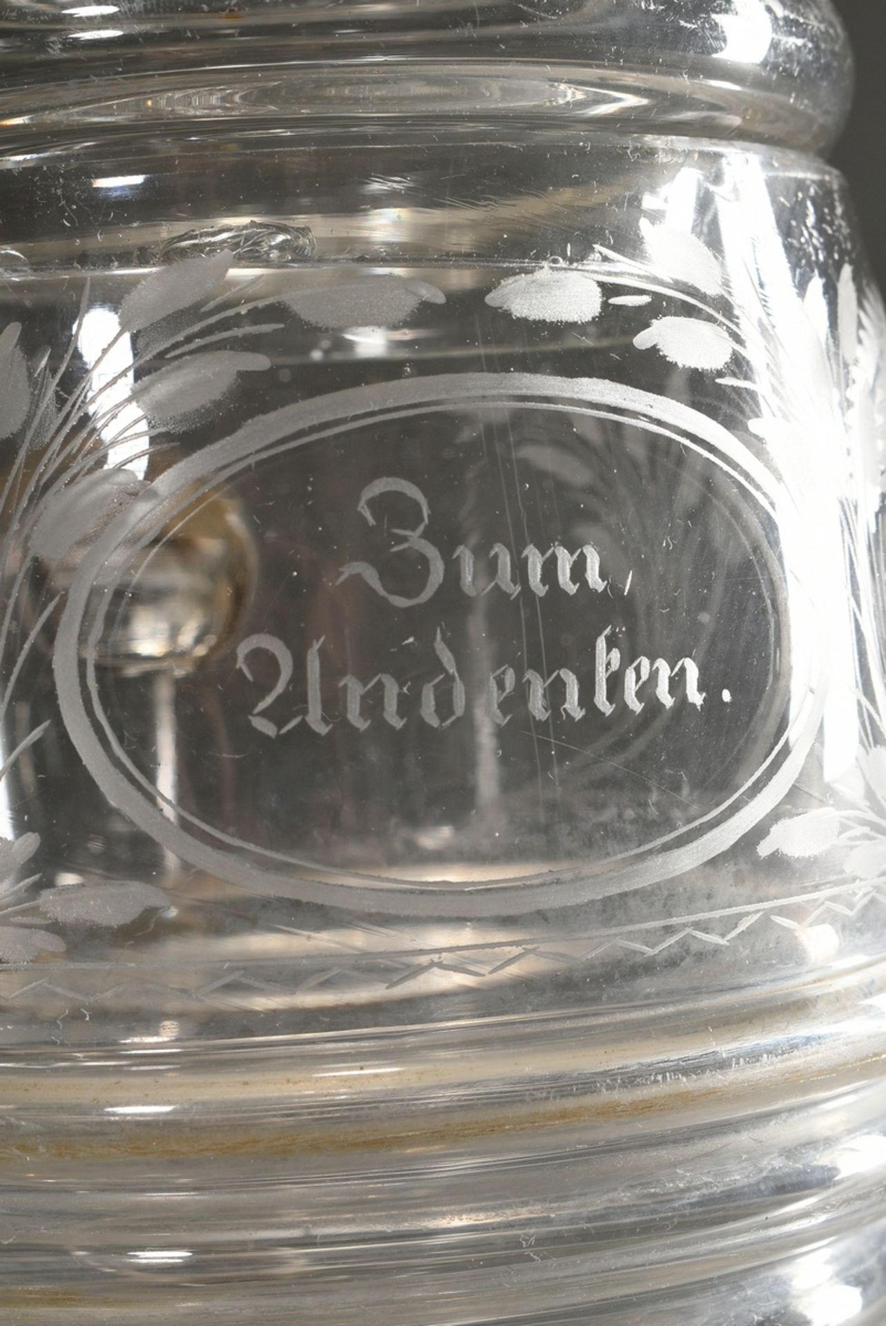 Biedermeier Glas Deckelhumpen mit floralem Schliff und Kartusche "Zum Andenken" auf tonnenförmigem  - Bild 3 aus 8