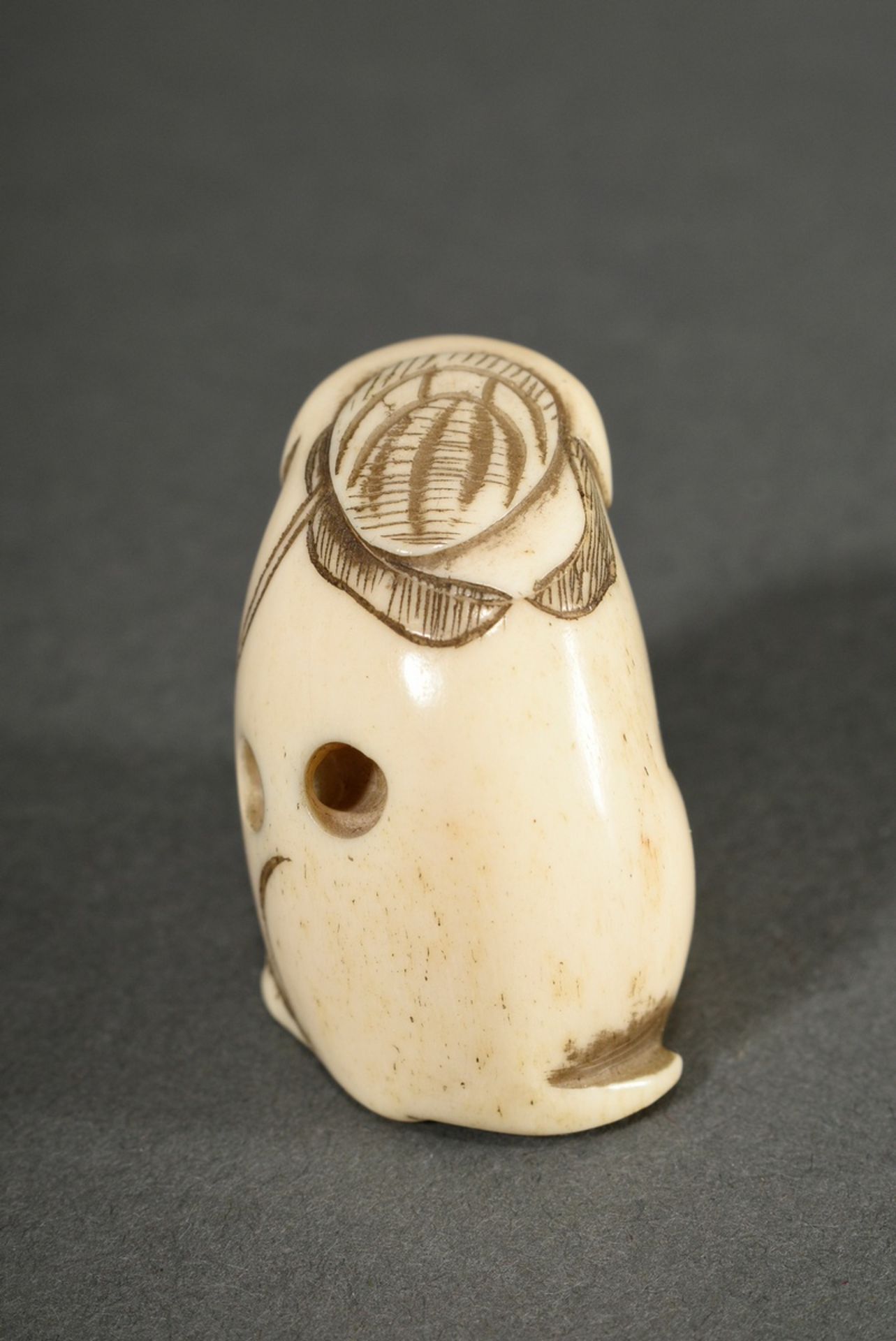 Hirschhorn Netsuke "Sitzender Welpe" mit eingelegten Horn Augen, Japan, H. 3,1cm - Bild 4 aus 5