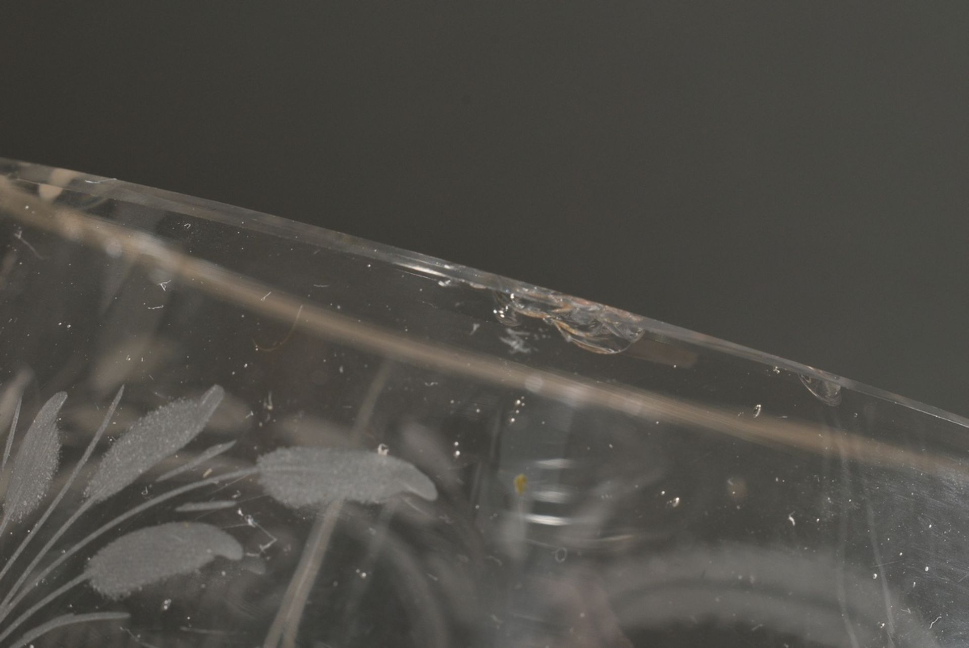 Biedermeier Glas Deckelhumpen mit floralem Schliff und Kartusche "Zum Andenken" auf tonnenförmigem  - Bild 7 aus 8