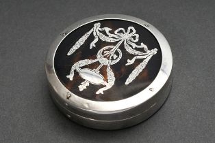 Rundes Silber Döschen mit Schildpatt Deckel und ornamentalem Inlay, MZ: Mappin & Webb, Birmingham 1