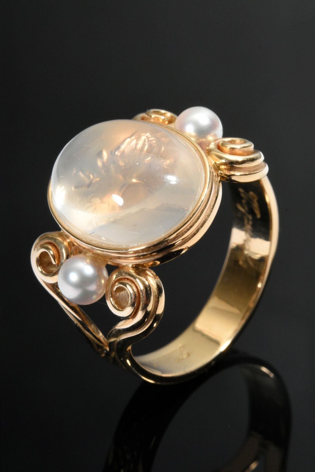 Gelbgold 750 Ring mit kleinen Zuchtperlen und transparentem Mondstein Cabochon mit unterlegten Blüt - Bild 5 aus 6