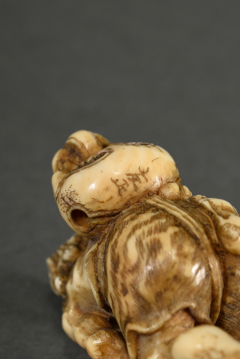 Very fine ivory netsuke "Oni with mokogyo slit drum, waniguchi gong and nyoi sceptre", sign. Tomoma - Image 6 of 7