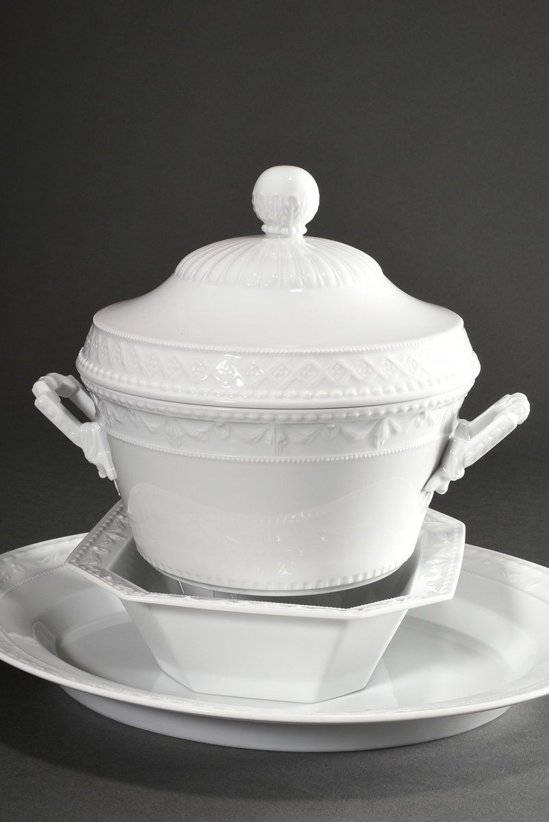 3 Various pieces KPM "Kurland white" with relief border: lidded tureen (h. 25cm, Ø 22.5cm), oval pl - Image 2 of 5