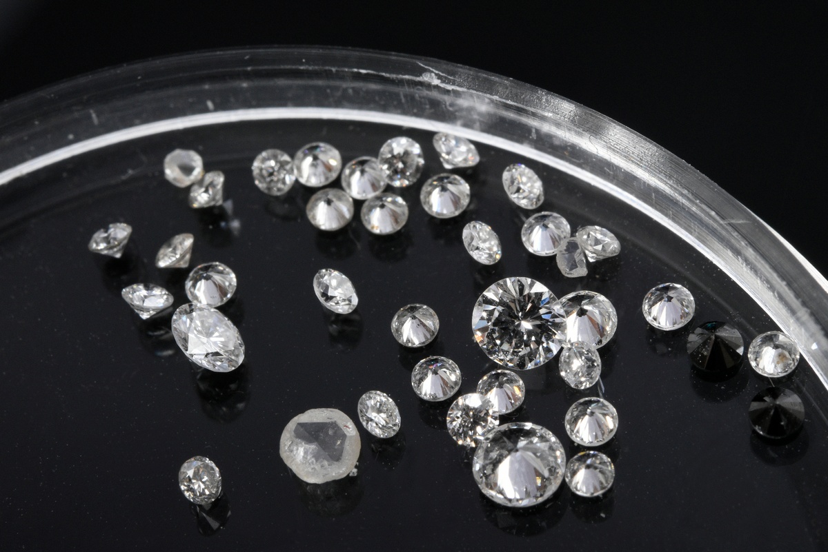 Mixed lot of various unset diamonds (total approx. 0.60 ct/VSI/W) in brilliant cut, plus various di