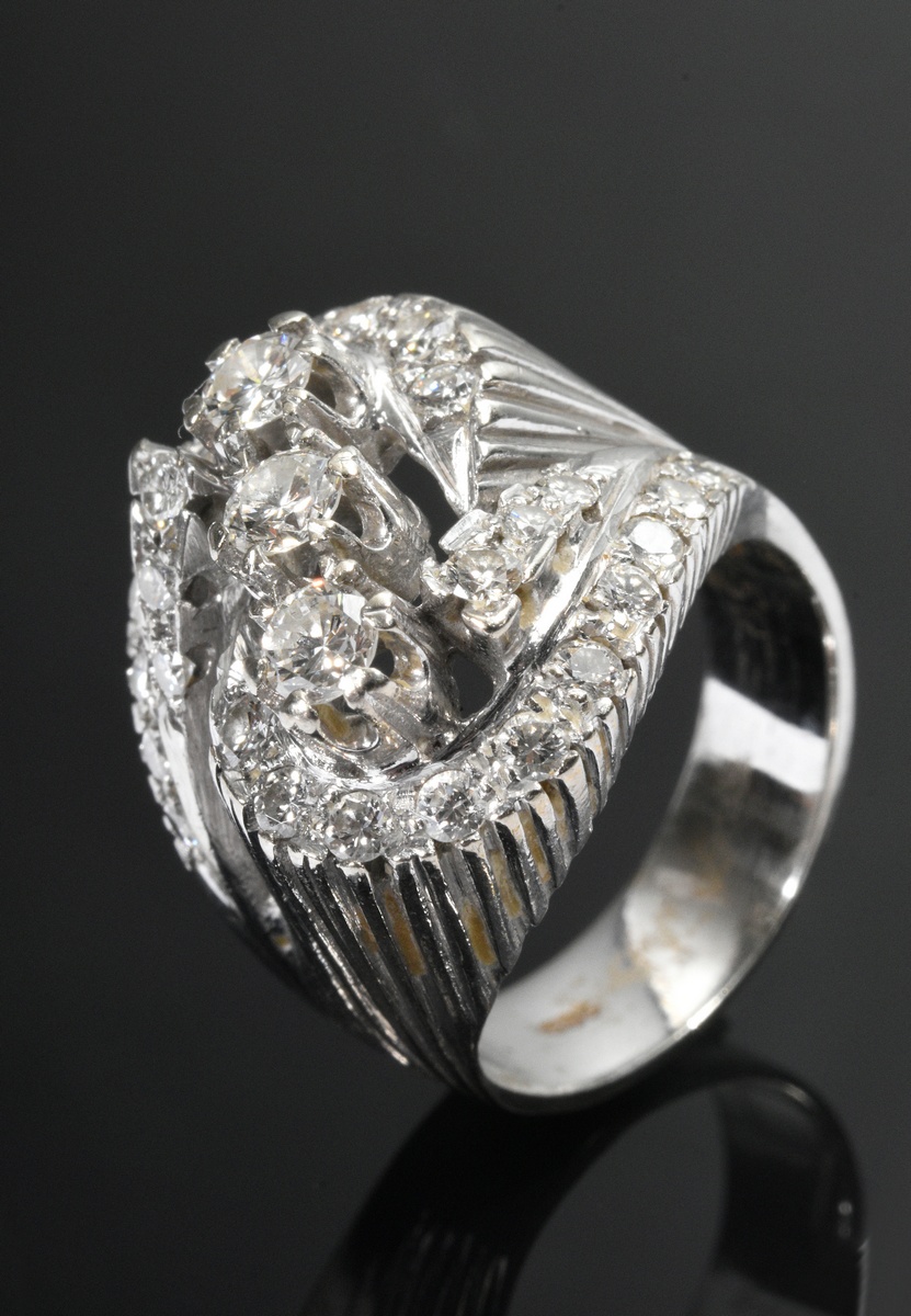 Wide white gold 585 trilogy ring with diamonds (total approx. 1.30ct/VSI-SI/W) in a twisted ring ba