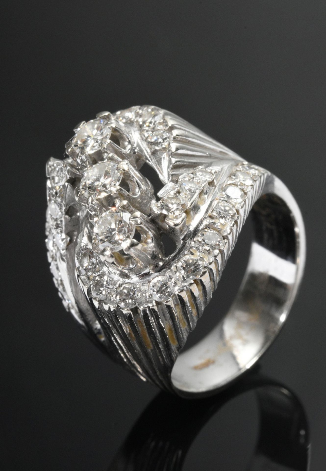 Breiter Weißgold 585 Trilogie Ring mit Brillanten (zus. ca. 1.30ct/VSI-SI/W) in verschlungener Ring