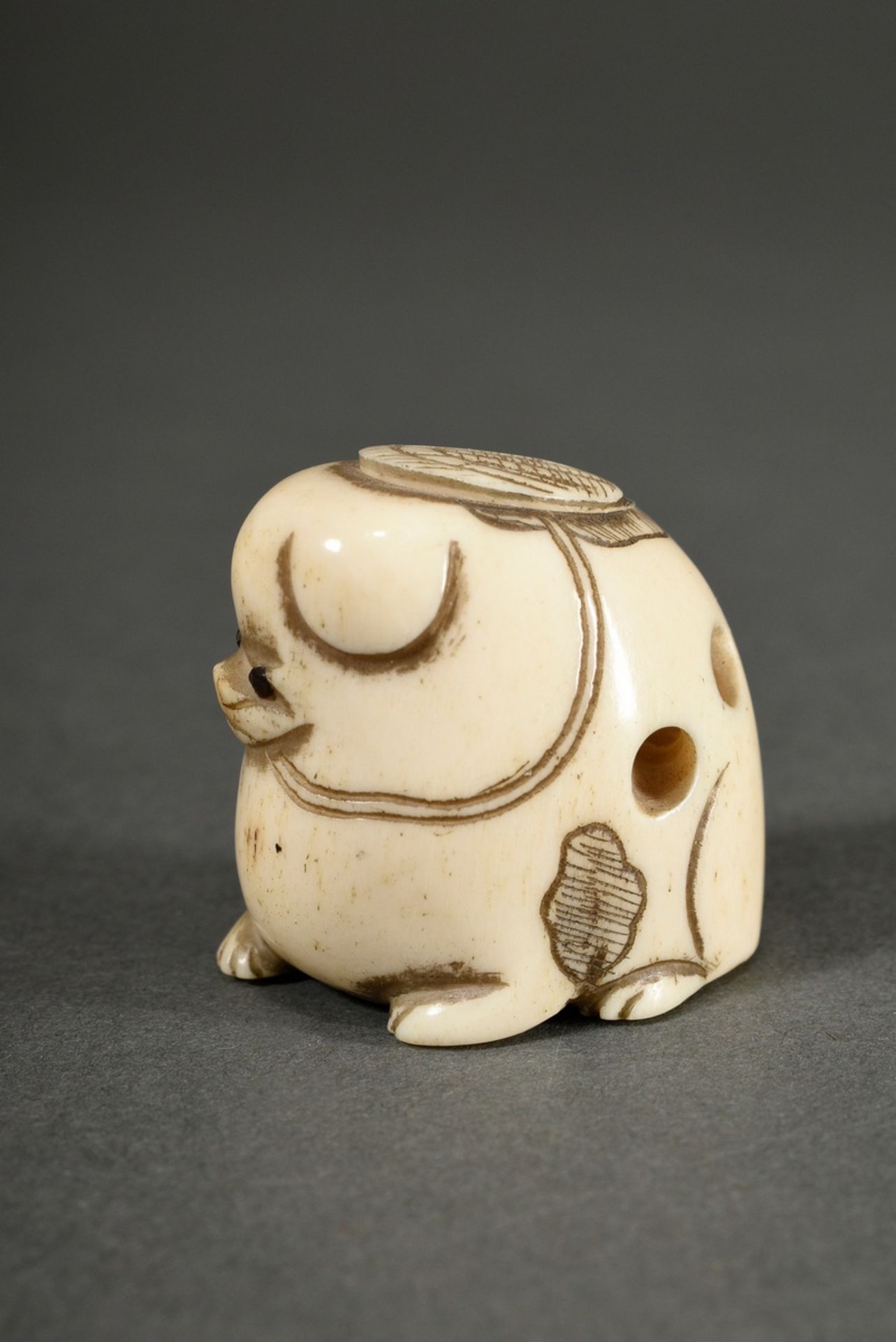 Hirschhorn Netsuke "Sitzender Welpe" mit eingelegten Horn Augen, Japan, H. 3,1cm - Bild 3 aus 5