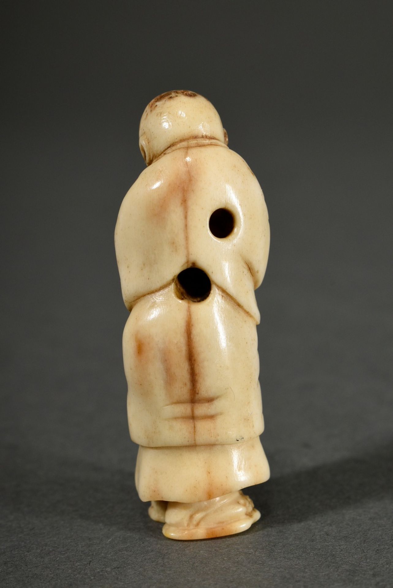 2 Various animal tooth netsuke: ‘Blind man with stick’ (h. 4.8cm) and ‘Sitting man with clam’ (h. 3 - Image 4 of 9