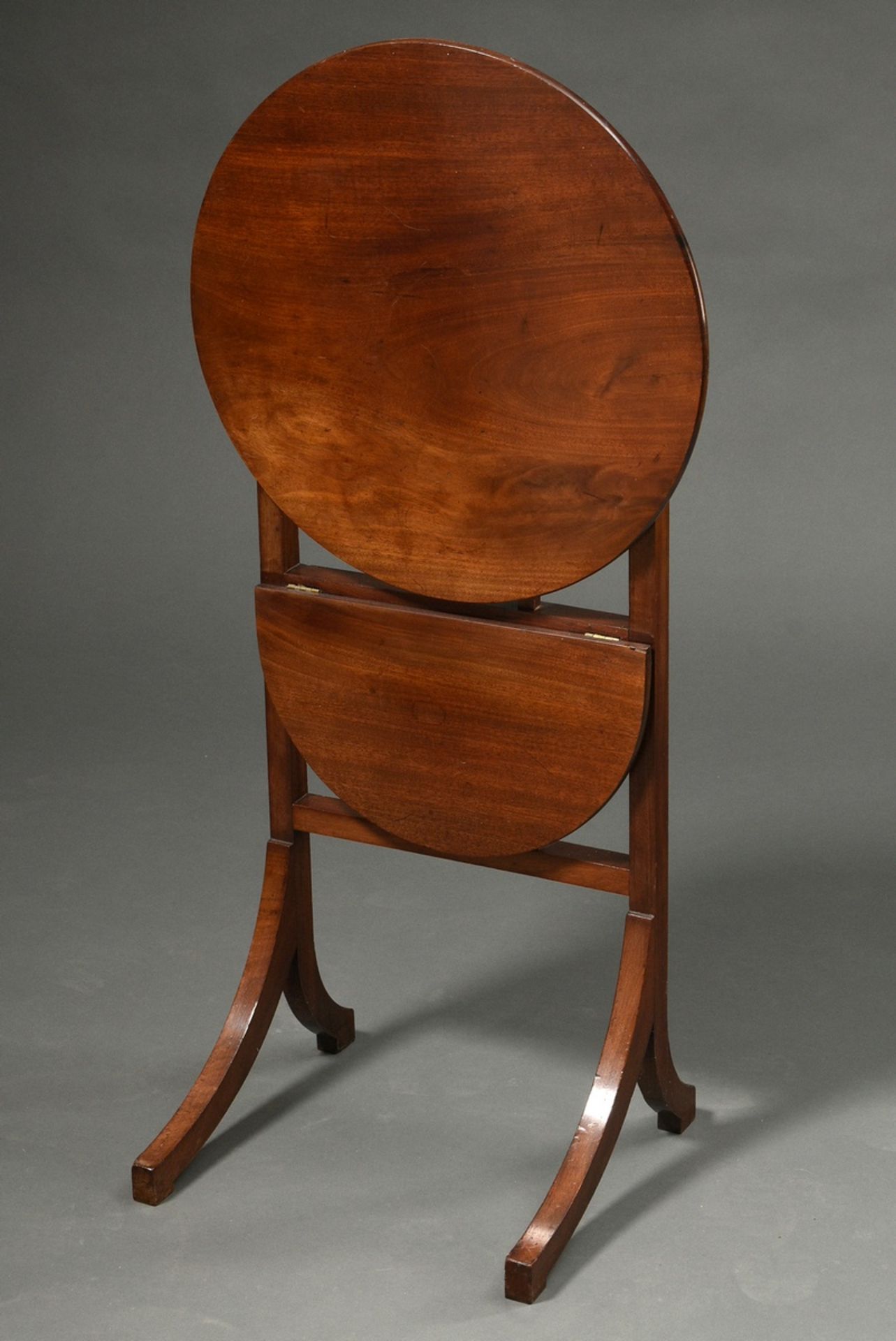 Small mahogany side table with folding tops, around 1900, h. 76cm, Ø 55.5cm, water stain - Image 4 of 4