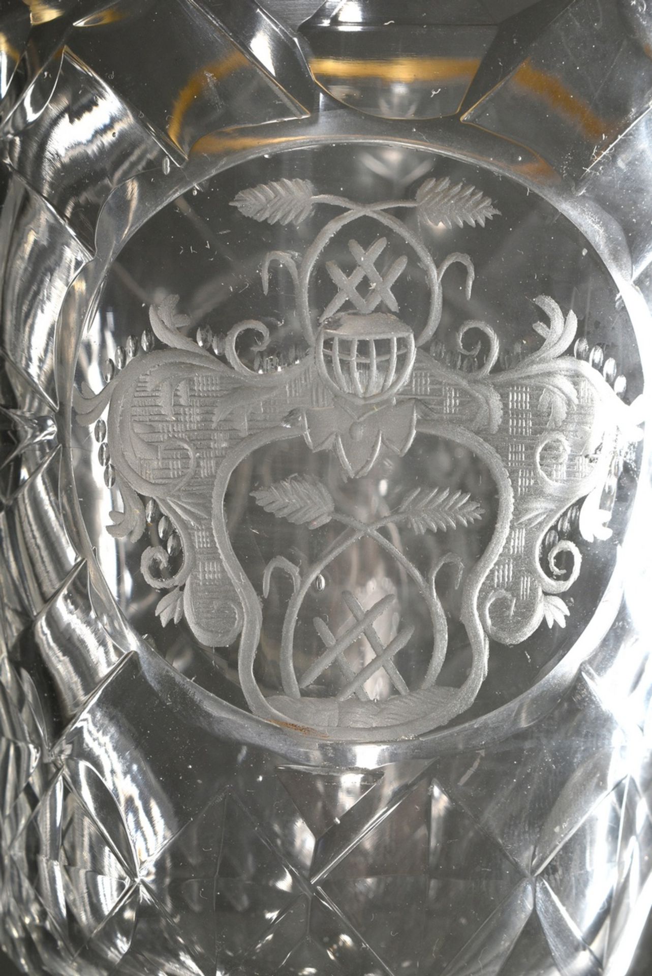 Großer Barock Glas Pokal mit facettiertem Schaft und Goldrand sowie eingeschliffenem Wappen "Gekreu - Bild 3 aus 6