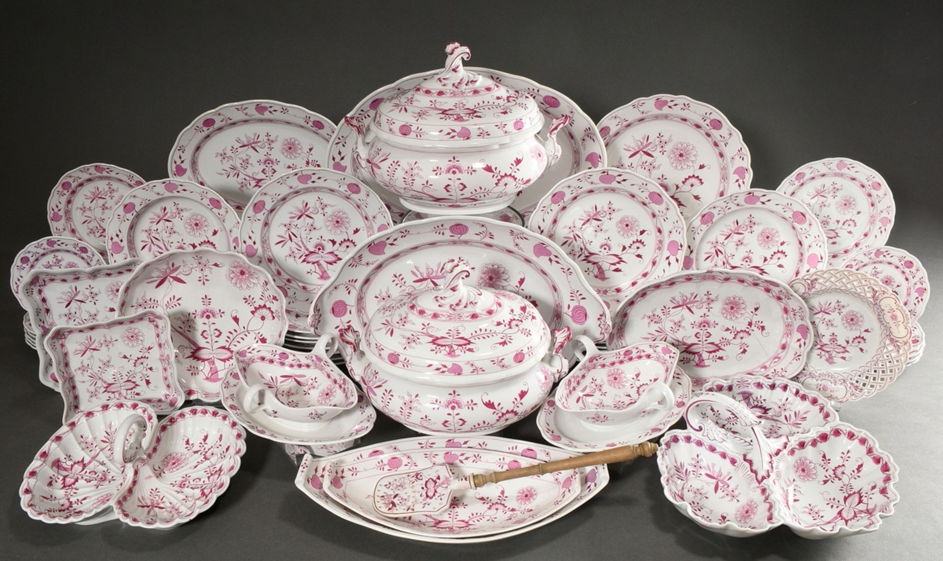 65 Pieces rare Meissen dinner service "Zwiebelmuster Pink", custom made around 1900, consisting of: - Image 4 of 27