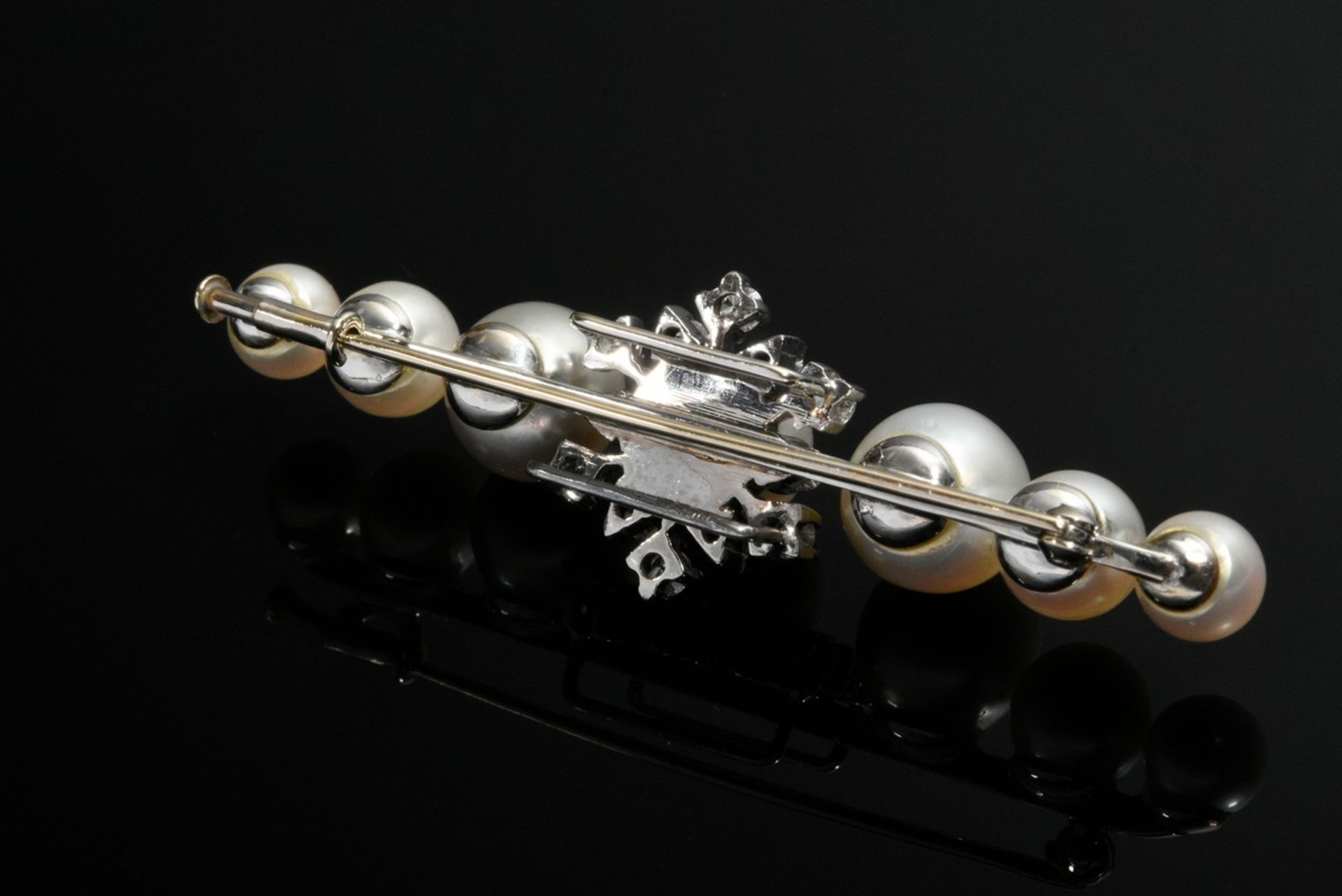 White gold 585 bar needle with cultured pearls (Ø 6-9.3mm) and central brilliant-cut snowflake (tog - Image 2 of 3