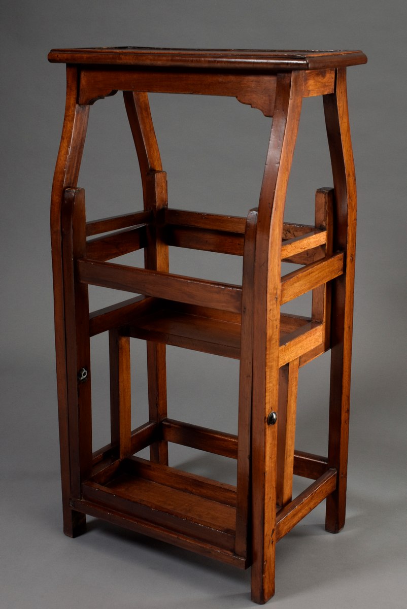 High mahogany library step with punched leather inlays, foldable, England end of 19th century, 82x4 - Image 2 of 4