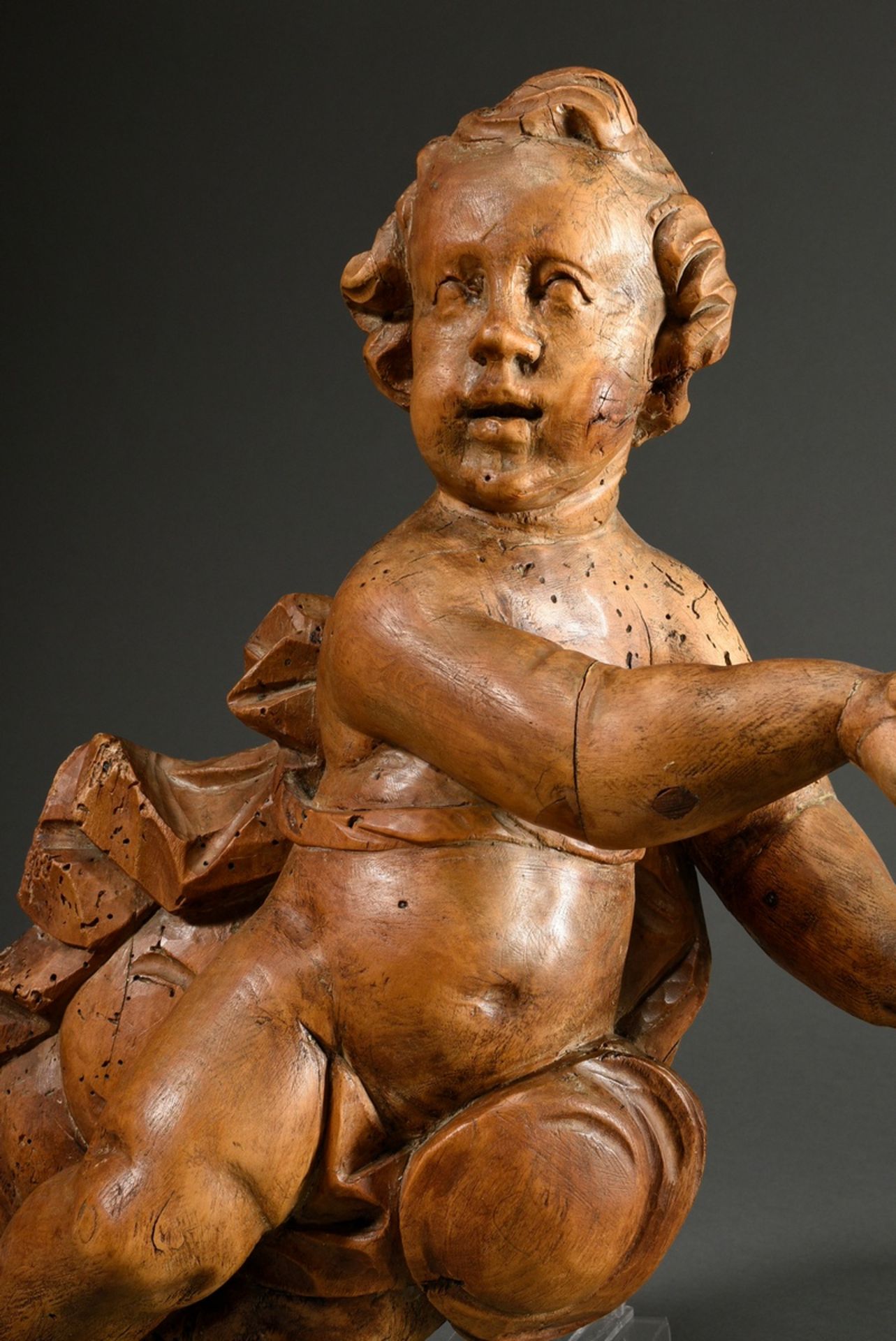 Barock Putto, Lindenholz ungefasst, H. 53cm, alte Wurmgänge, ergänzt - Bild 5 aus 12