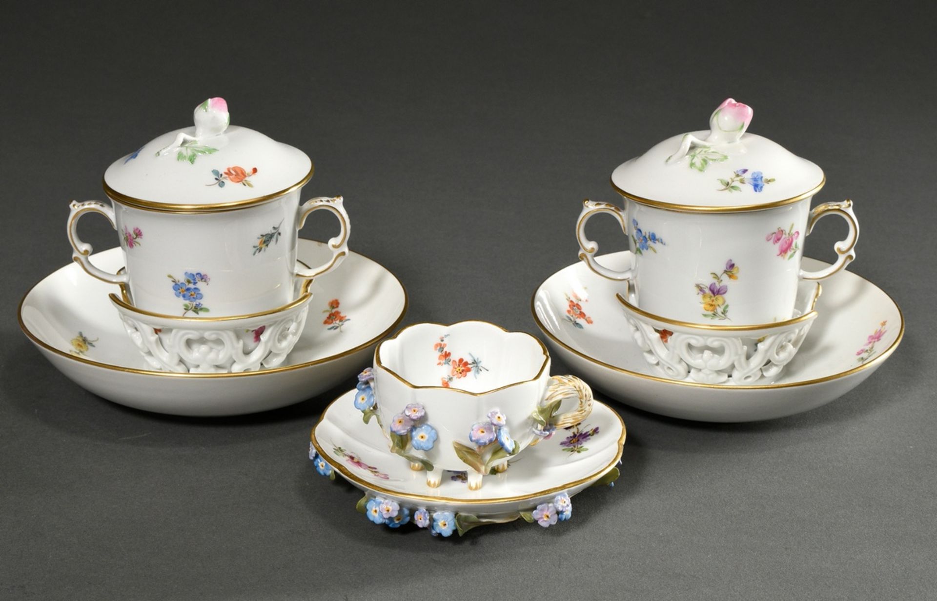 3 Teile Meissen: Mokkatasse/UT mit Relief Blümchen (H. 4cm, 1 Blüte best.) und 2 Trembleusen mit St