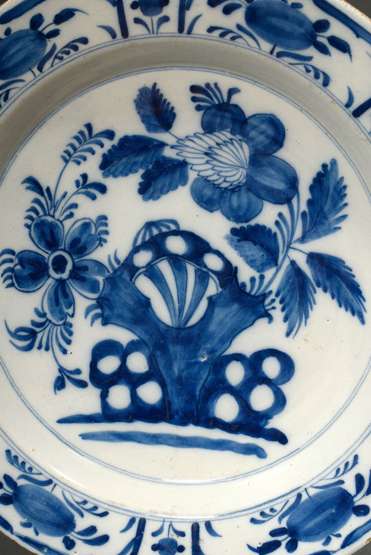 Paar holländische Fayence Teller mit floralem Blaumalerei Dekor „Fels und Blumen" nach asiatischem  - Bild 7 aus 7