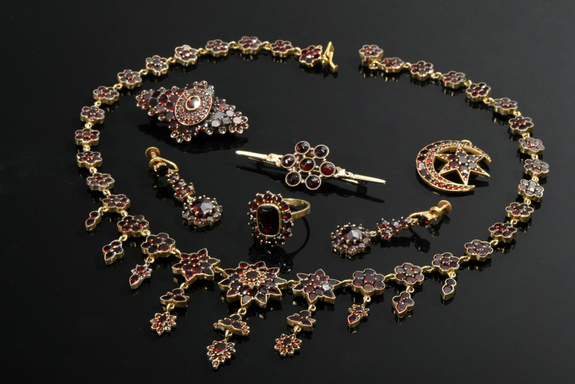 7 Various pieces of garnet jewelry: tombac necklace (l. 47cm), needle (l. 4.3cm), pair of earrings  - Image 2 of 8