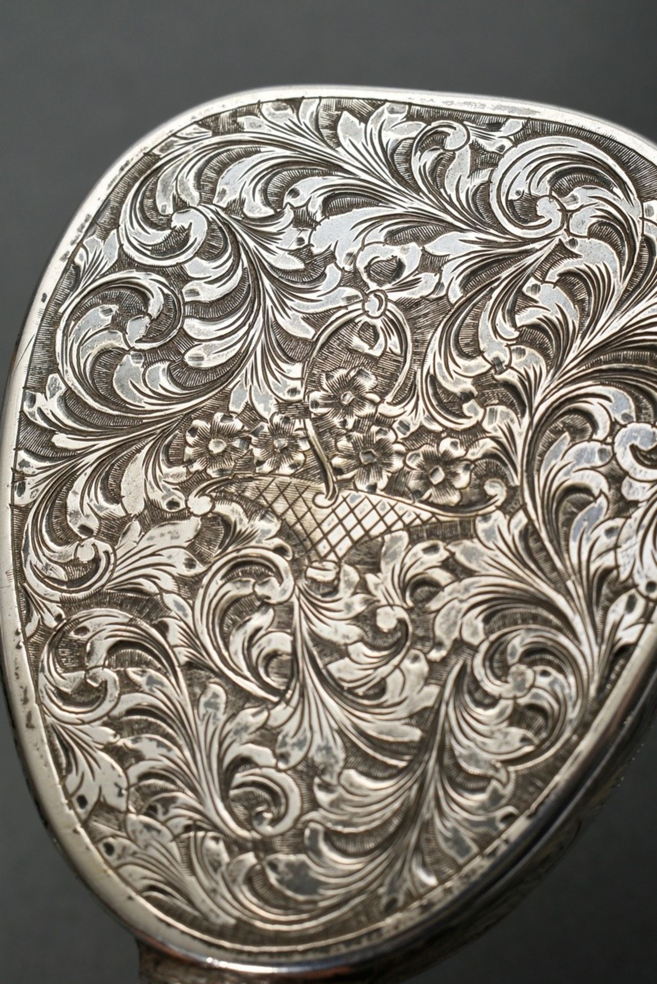 2 Diverse Teile Midcentury Silber 835 mit Guillochédekor und floralen Gravuren: Vanity-Gadget mit H - Bild 8 aus 9
