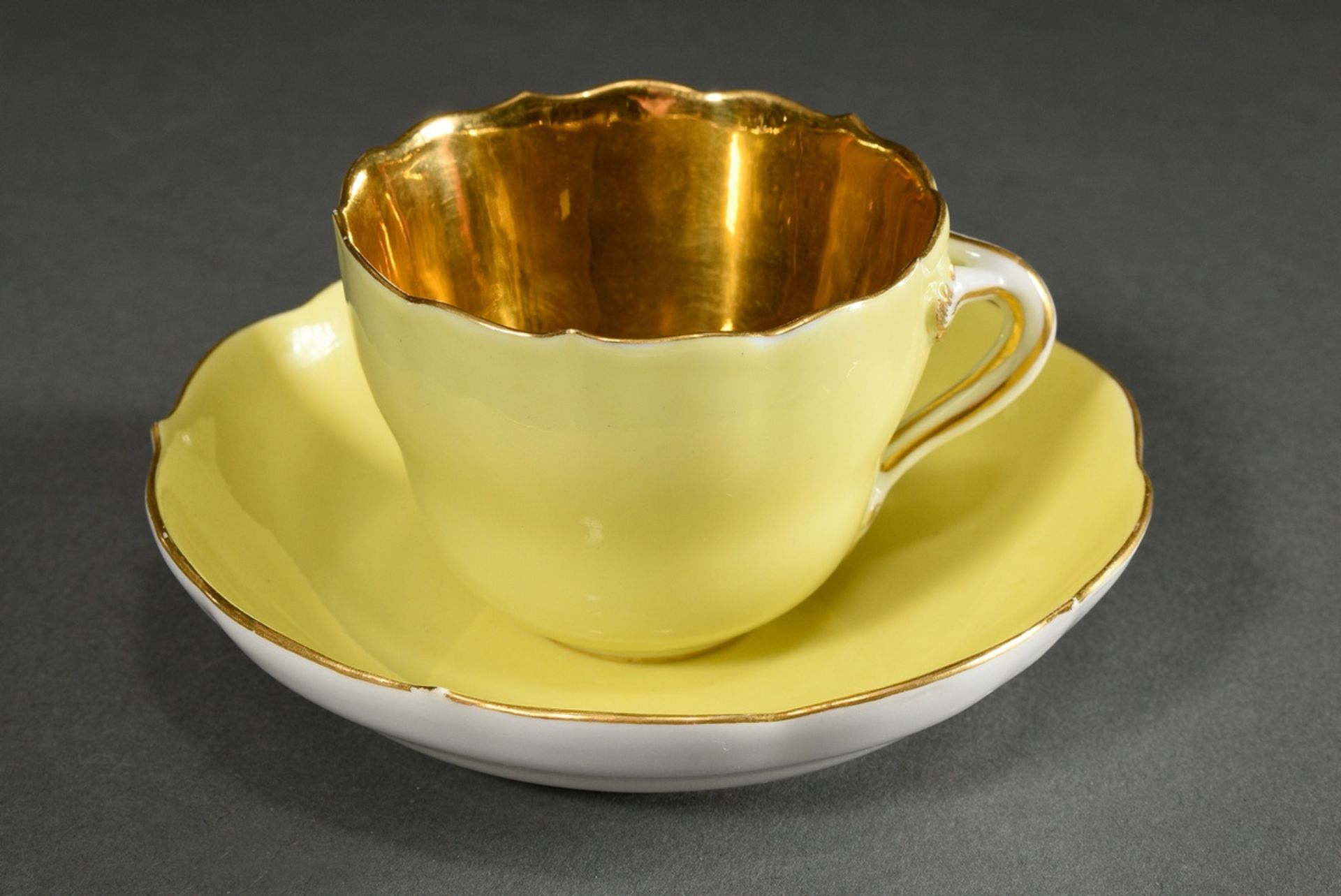 Meissen demitasse cup/saucer in monochrome lemon yellow, gilded inside, 1924-1934, h. 5cm, min. rub - Image 2 of 3