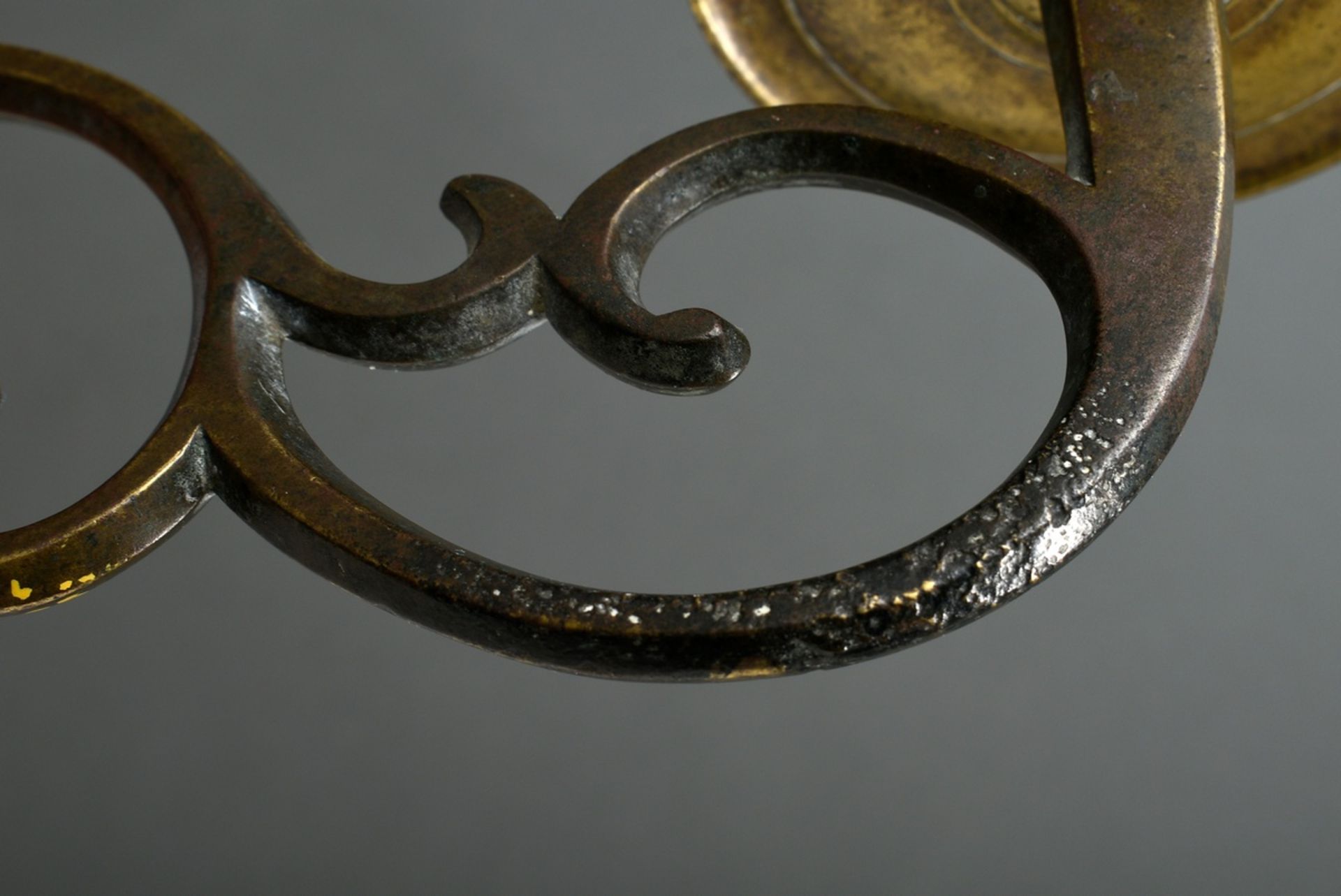 Bronze Wandapplike mit Volutenarm und schlichter Tropfschale, 18.Jh., 13x8,5x28cm - Bild 6 aus 7