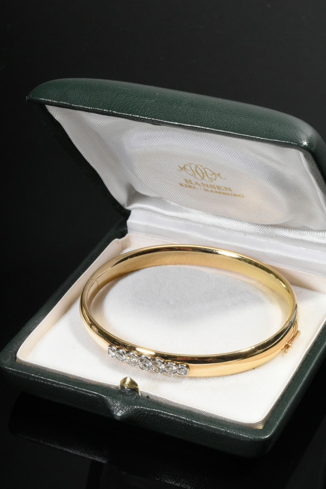 Oval smooth yellow gold 750 hinged bangle with brilliant-cut diamonds (approx. 1.20ct/VSI/TW) set i - Image 4 of 4