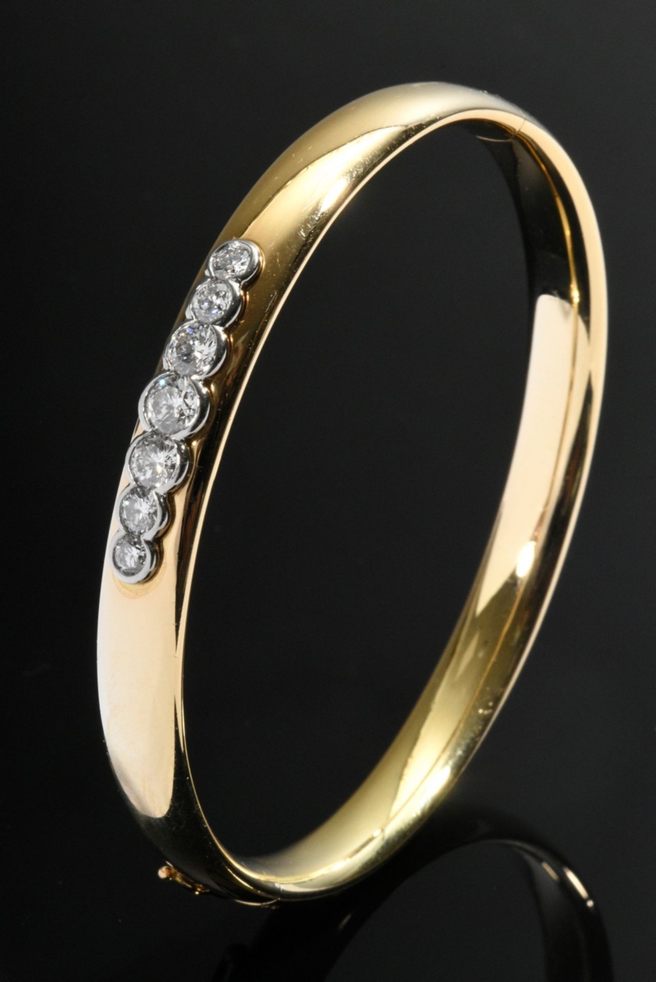 Oval smooth yellow gold 750 hinged bangle with brilliant-cut diamonds (approx. 1.20ct/VSI/TW) set i