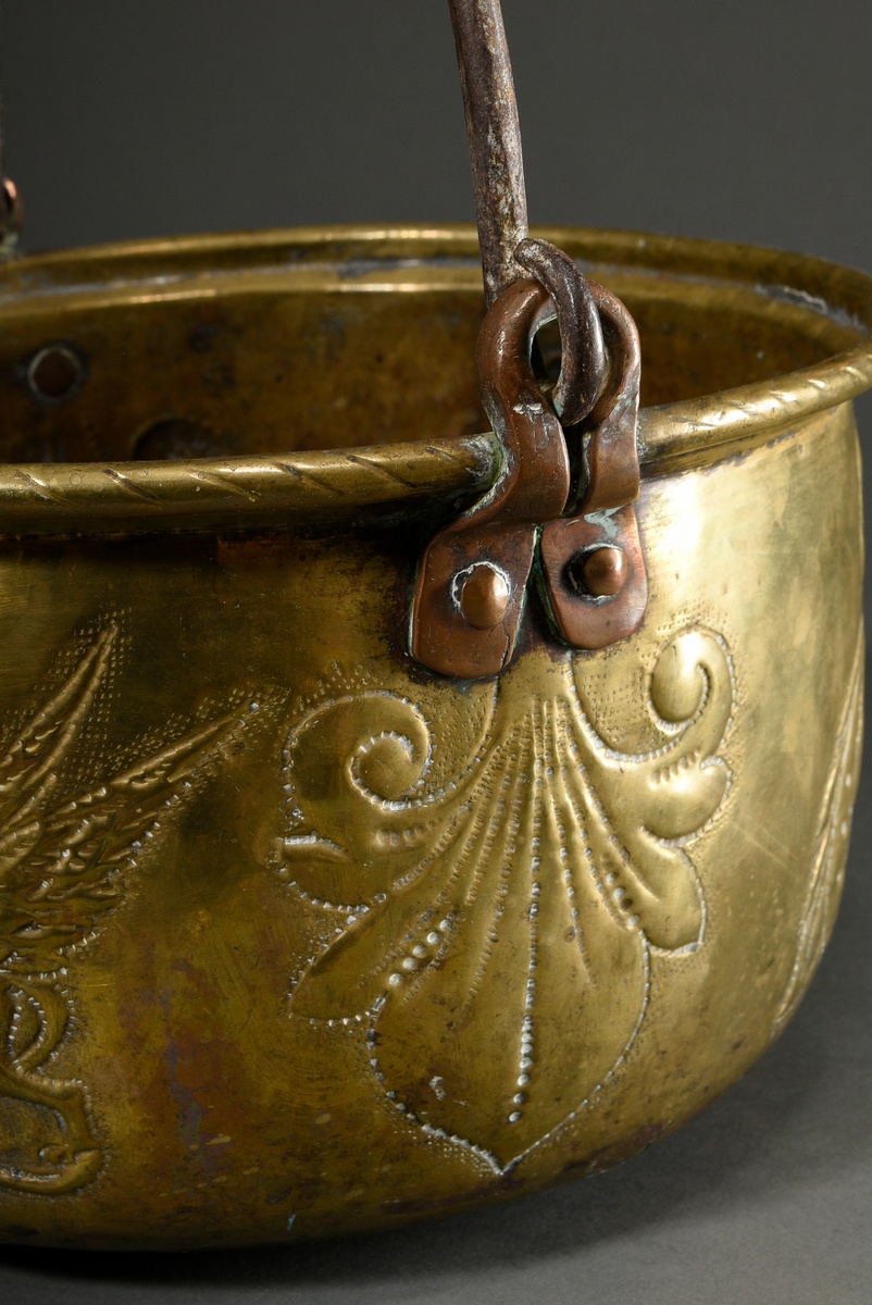 Brass pot with iron handle and embossed decoration ‘Crowned alliance coat of arms with flanking gri - Image 5 of 7
