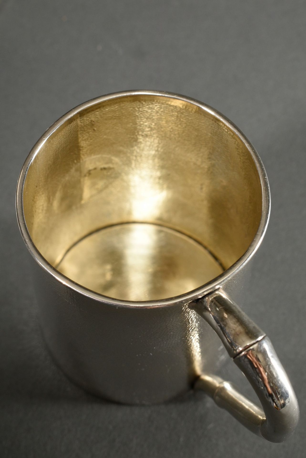2 Various pieces of Chinese silver: etui with empty engraved cartouche (8x6.3cm) and conical cup wi - Image 4 of 7