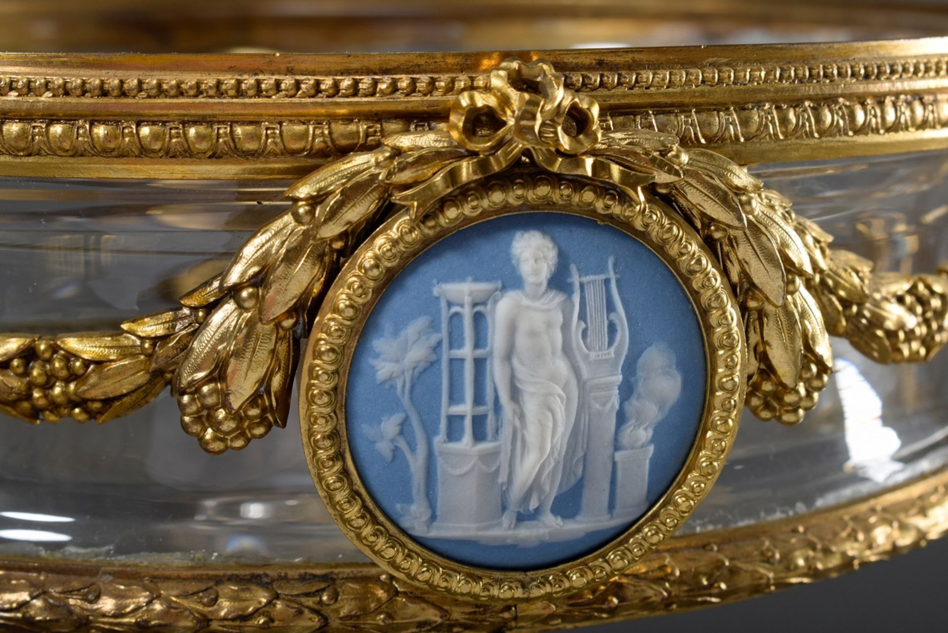 Dekorativer Glas Tafelaufsatz mit Ormolu Fassung im Louis XVI Stil sowie zwei Wedgwood Medaillons u - Bild 4 aus 9