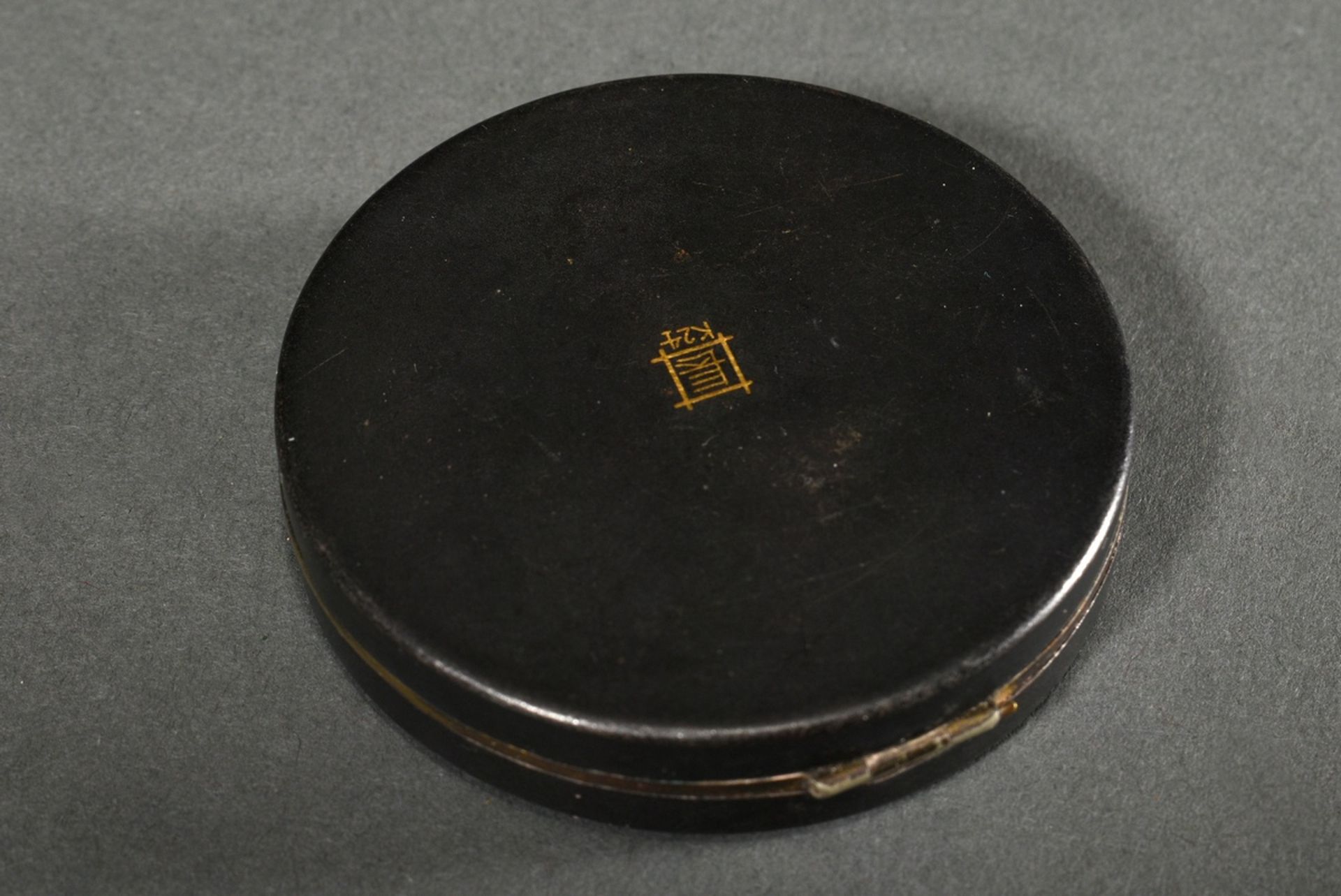 Round Komai powder box with delicate gold and silver inlays "Teahouse and Torii in front of Fuji Pa - Image 3 of 5