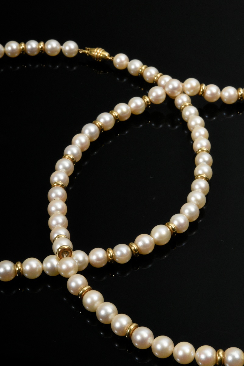 2 Cultured pearl necklaces with yellow gold 750 ring elements and tonneau clasps, 75g, l. 43.3 and  - Image 2 of 4