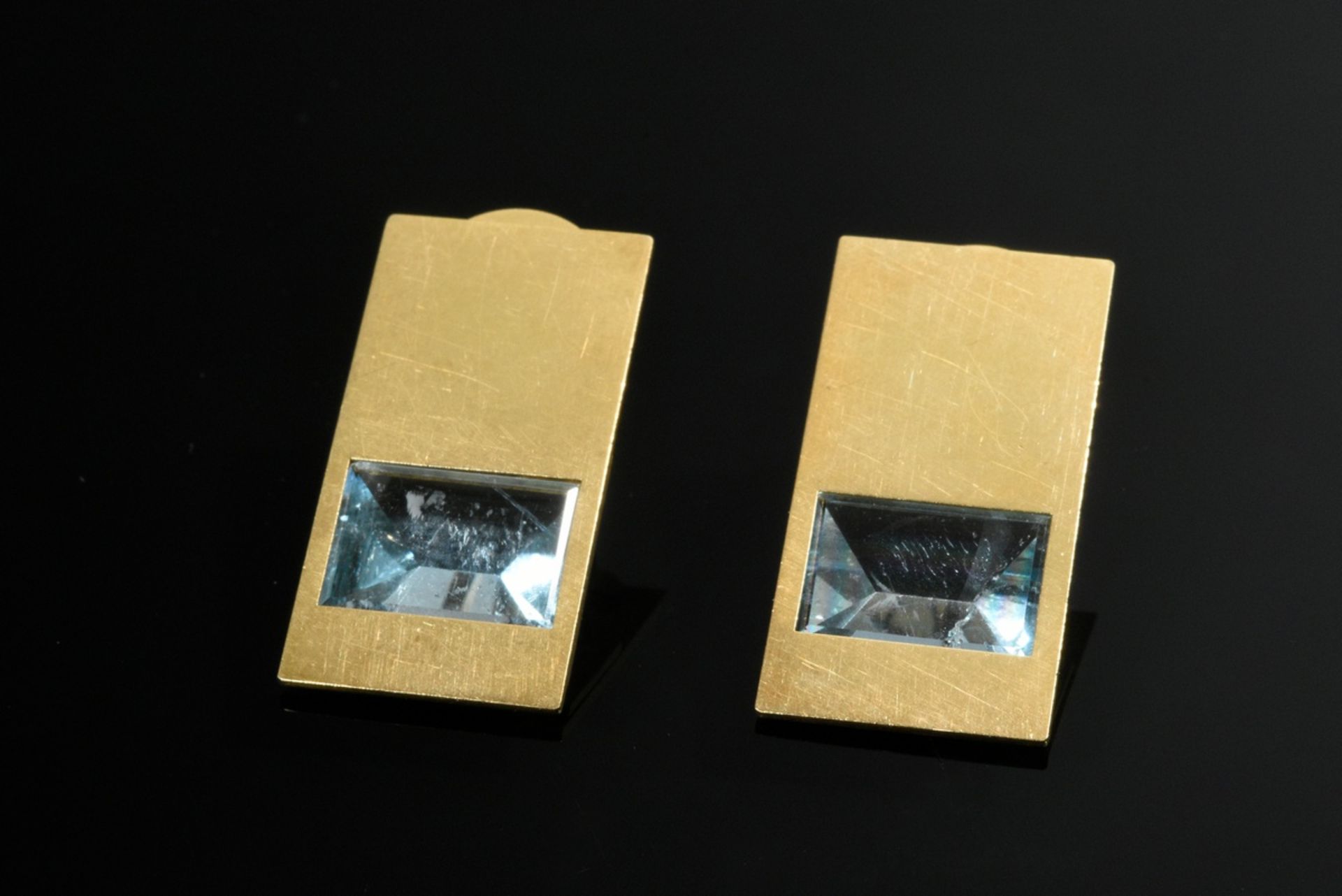 Pair of modern rectangular 750 yellow gold earrings with faceted aquamarines, Hilde Leiss, Hamburg,