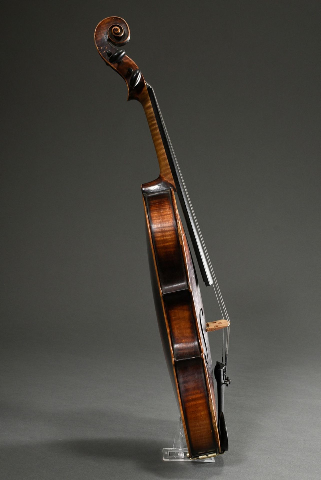Deutsche Geige, wohl Sachsen um 1900, ohne Zettel, geteilter und leicht geflammter Boden, spielbar, - Bild 2 aus 8