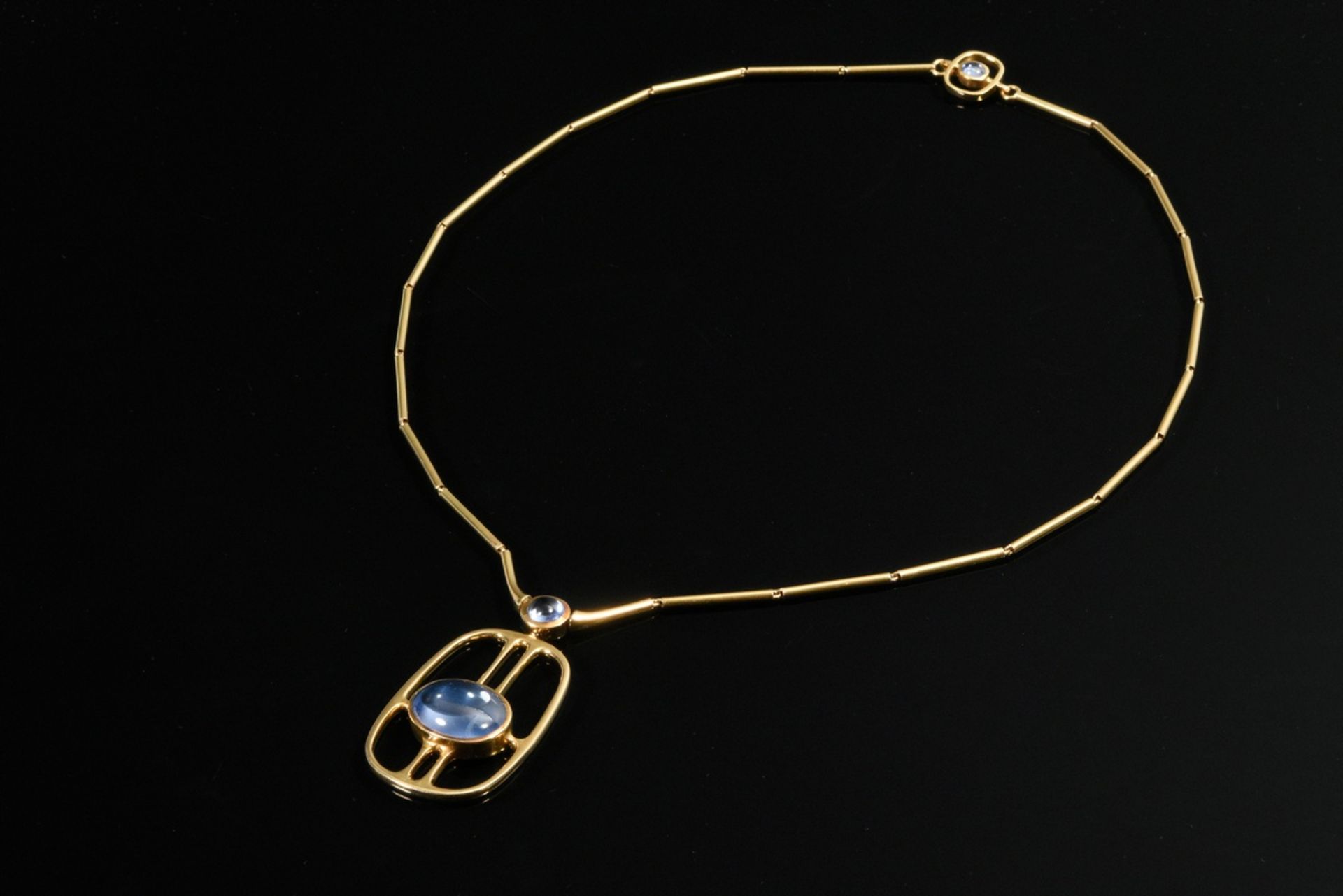 Exceptional modern yellow gold 750 bar necklace with 3 sapphire cabochons (approx. 0.85, 3.36 and 2 - Image 2 of 4