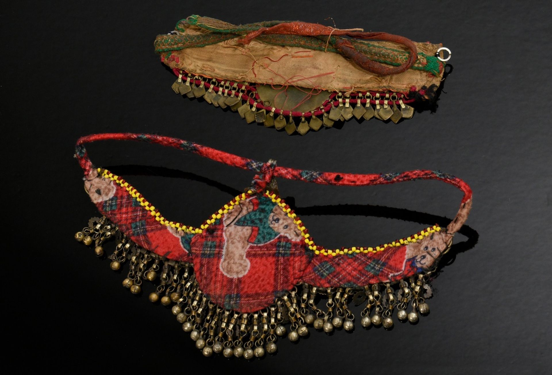 2 Diverse Teile afghanischer Choker und Stirnschmuck mit Glassteinen, Plättchen und Perlen auf Stof - Bild 6 aus 8