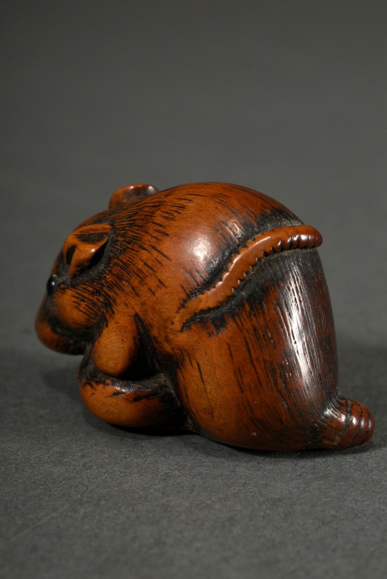 Boxwood netsuke "Rat with chestnut", inlaid horn eyes, beautiful patina, Japan, h. 2.9cm, old broke - Image 5 of 6