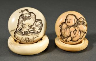 2 Diverse Elfenbein Manju Netsuke mit Reliefdarstellungen, Japan, 2.Hälfte 19.Jh.: 1 "Karako mit Da