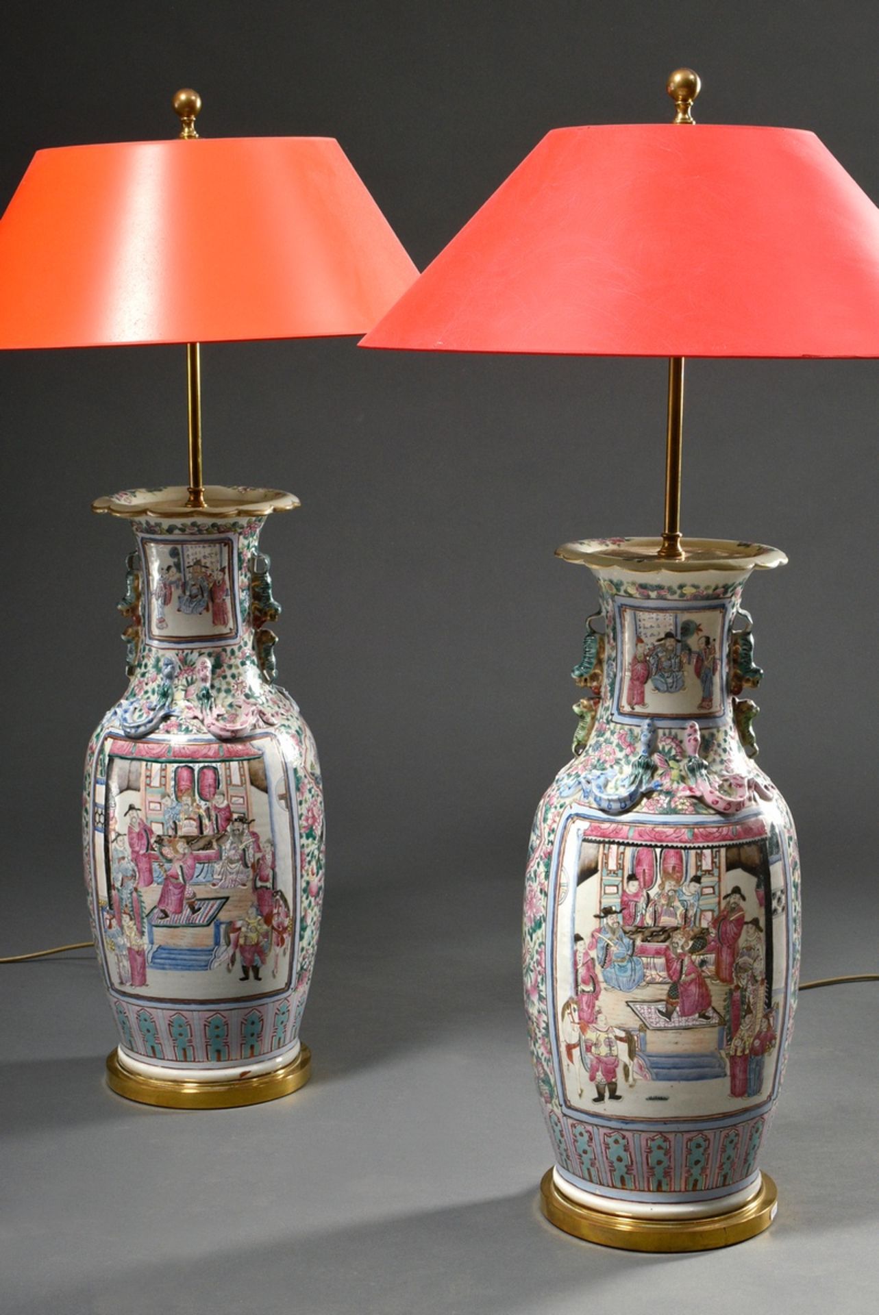 Paar große chinesische Porzellan Vasen mit polychromer Malerei "Höfische und Kampf Szene" auf Blüte