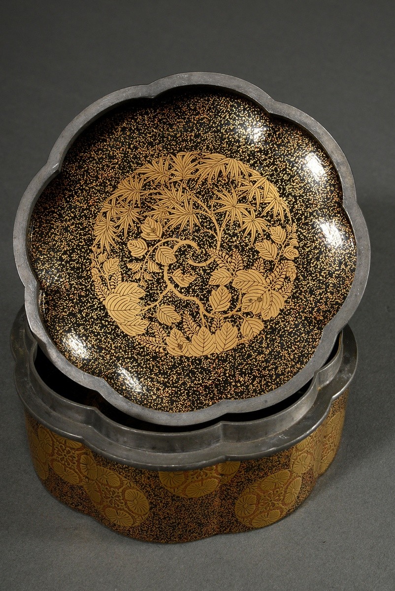 Flower-shaped eight-pass Urushi lacquer box with "Chrysanthemum Mons", loose lead rim on top, Japan - Image 4 of 6