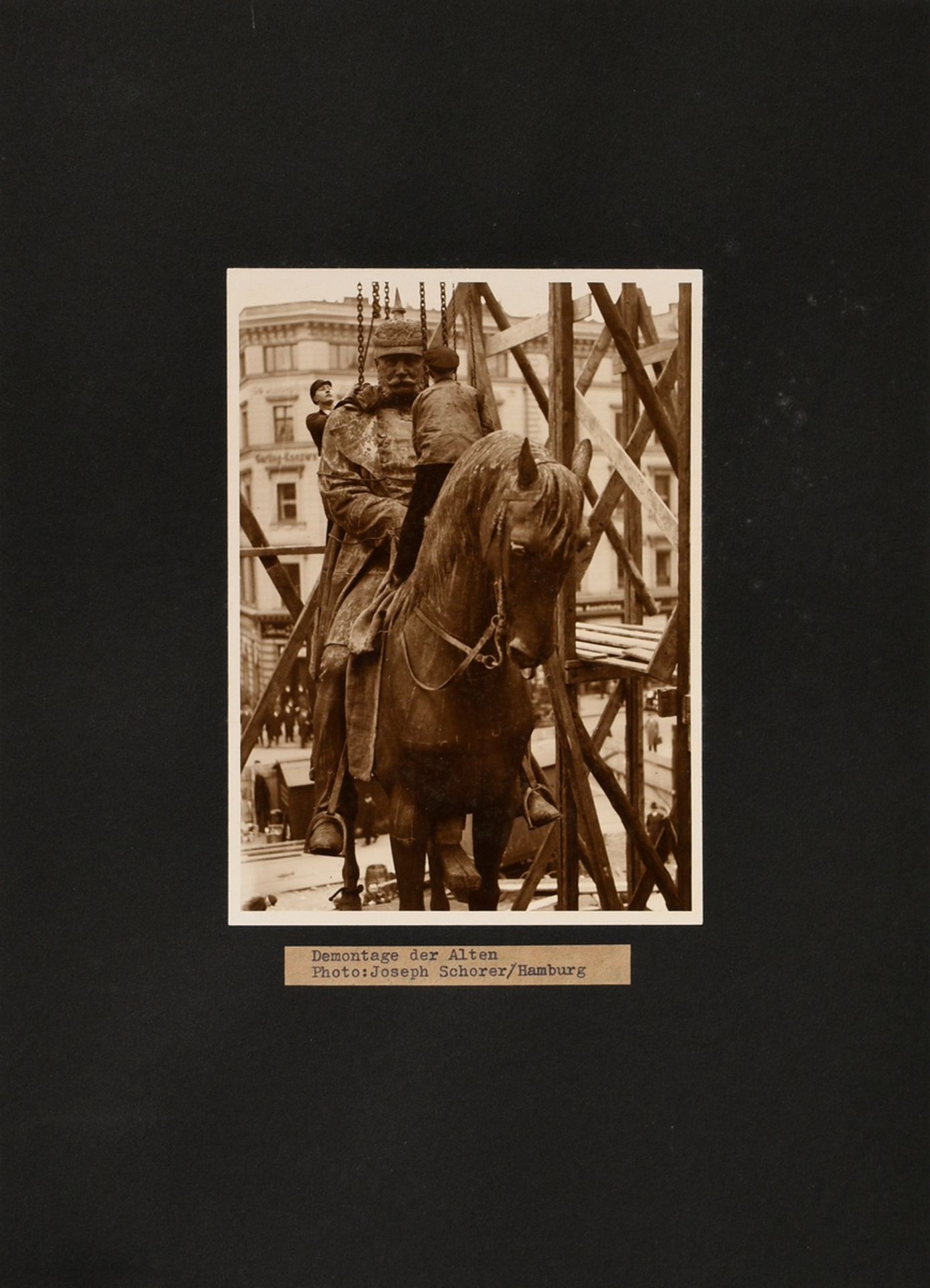 Schorer, Joseph (1894-1946) "Demontage der Alten", Fotografie, auf Karton montiert, u. bez., verso  - Bild 2 aus 5