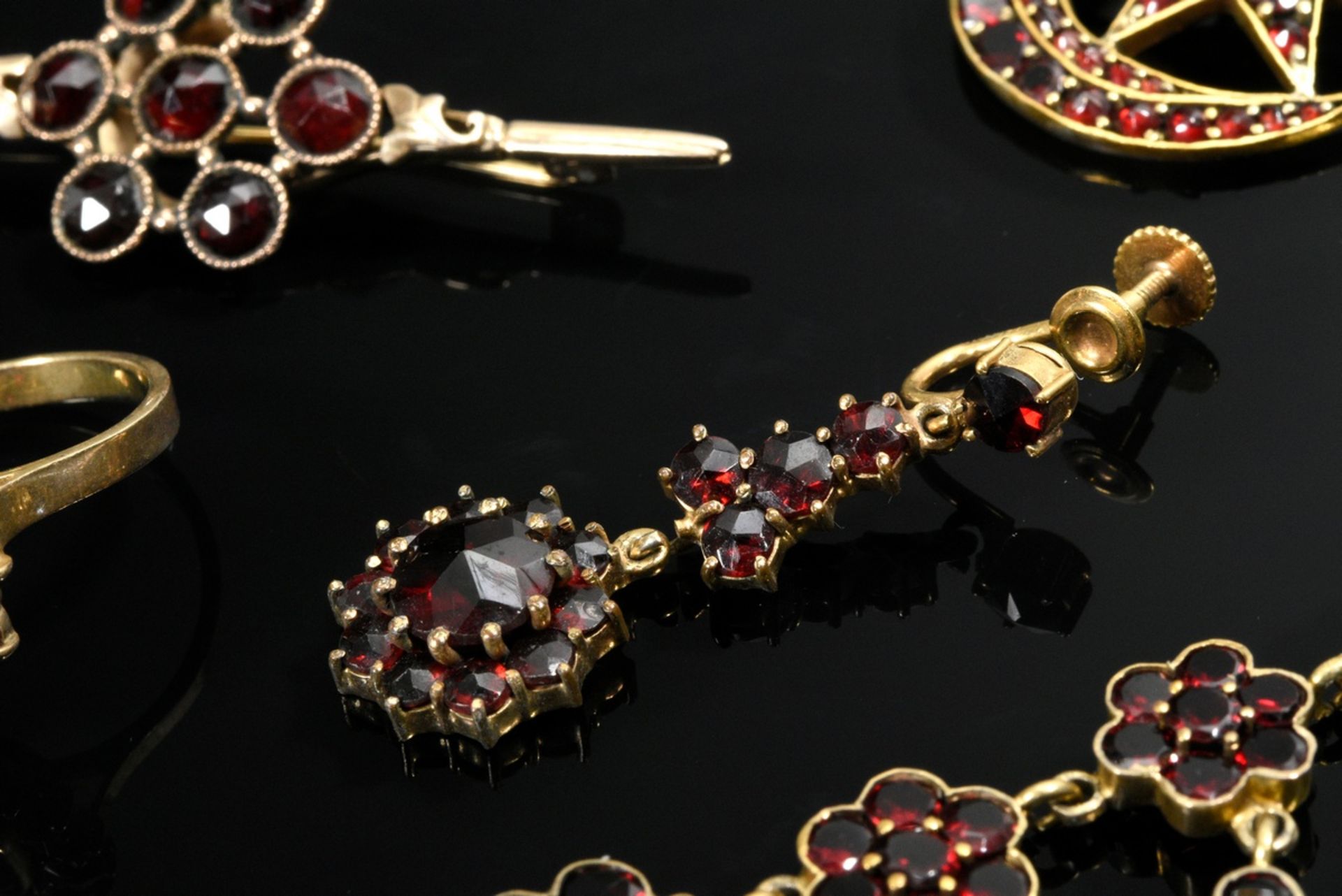 7 Various pieces of garnet jewelry: tombac necklace (l. 47cm), needle (l. 4.3cm), pair of earrings  - Image 6 of 8