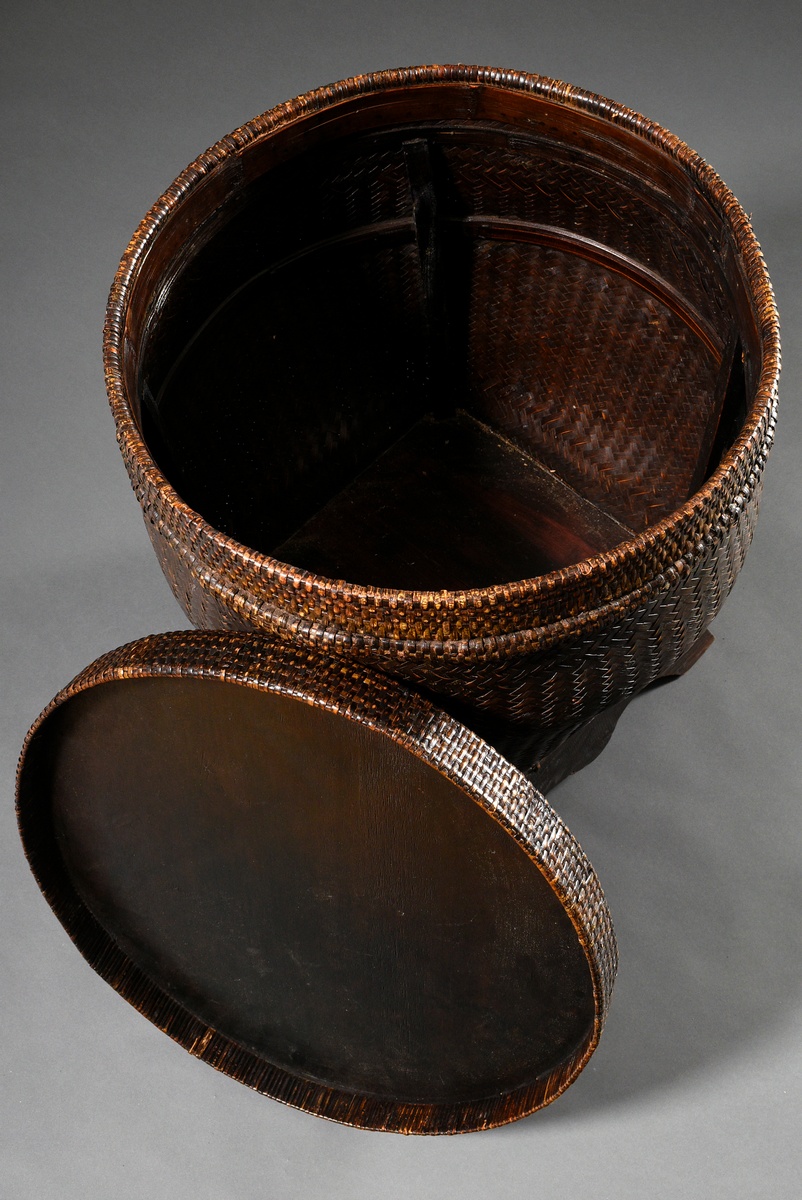 South Chinese transport basket in bombé form on a square bamboo frame, h. 61cm, Ø 53cm, beautiful p - Image 4 of 6